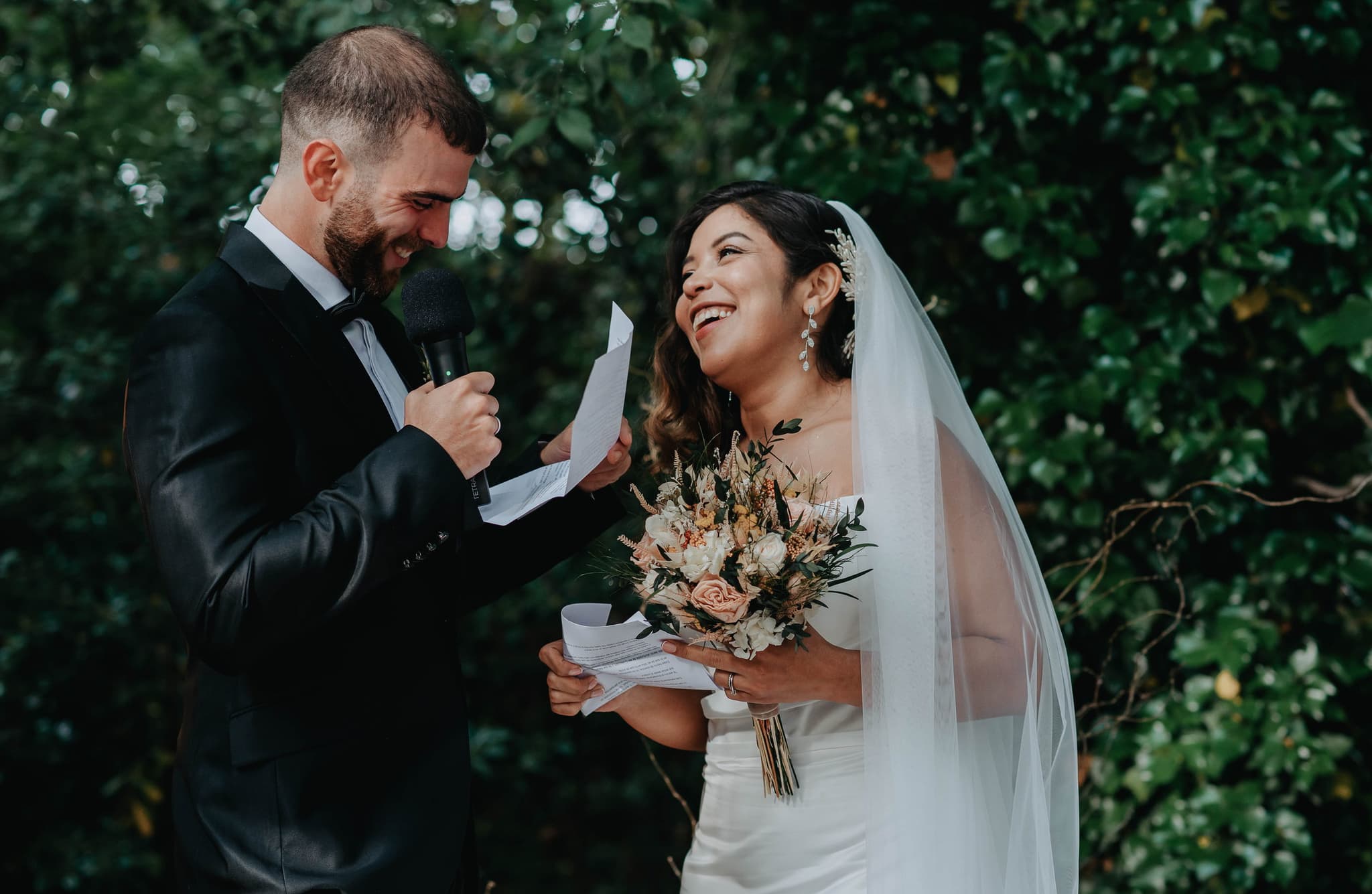 Novios riendo durante la lectura de los votos en su ceremonia de boda en Tarragona